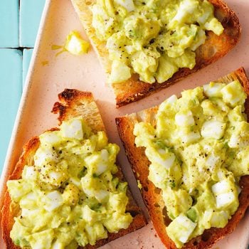 Avocado Egg Salad Toast Exps Tohas23 211990 P2 Md 03 08 2b