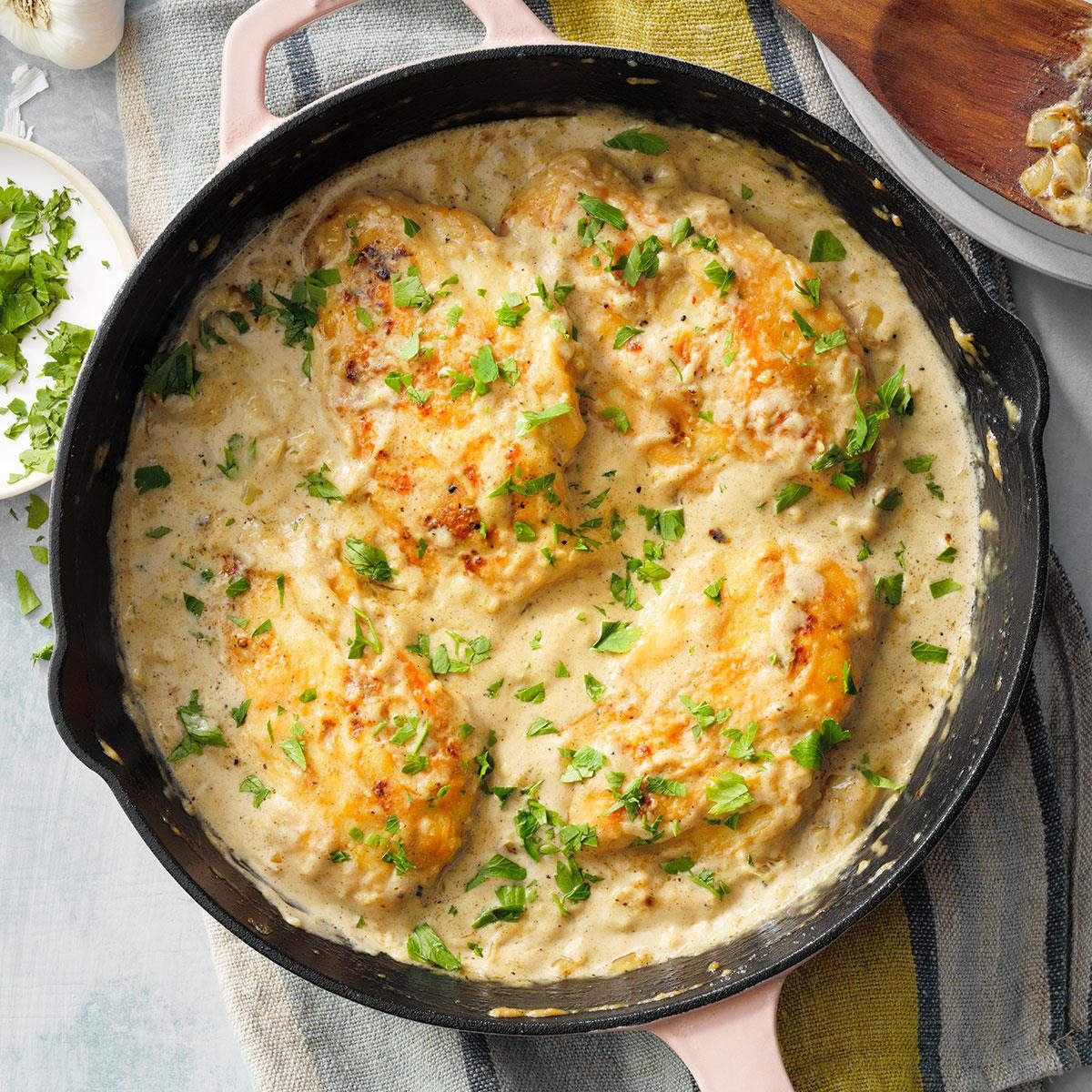 Creamy Garlic Chicken  Exps Tohcomdc23 272918 P2 Md 05 5b